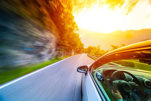 Araba hareket bulanıklığı dağlarda sürüş — Stok fotoğraf