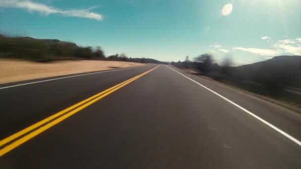 Snel rijden door de Nevada woestijn in Red Rock USA. Tijdverdrijf. — Stockvideo