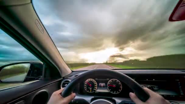 A sofőr mindkét kezét a kormányon tartja, miközben az autóját vezeti. — Stock videók