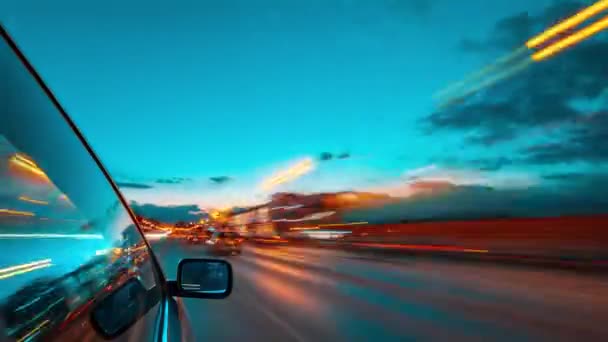 Автомобиль движется по ночному городу — стоковое видео