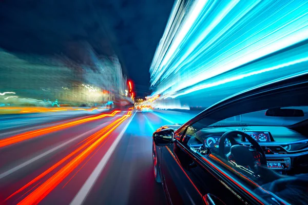 Vue du côté de la voiture se déplaçant dans une ville de nuit — Photo