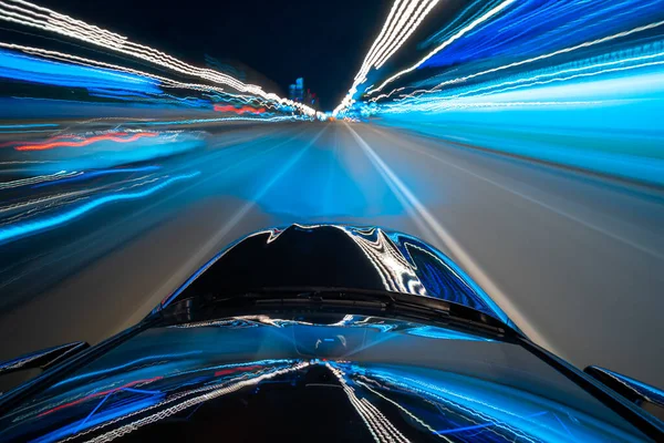 Vista dal tetto di un'auto che si muove in una città di notte — Foto Stock