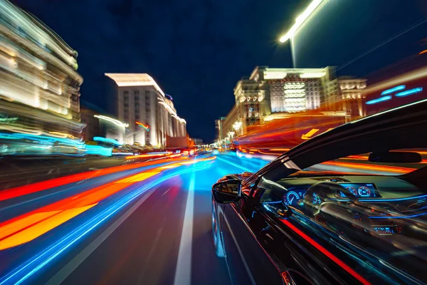 Вид со стороны автомобиля, движущегося в ночном городе Стоковое Изображение