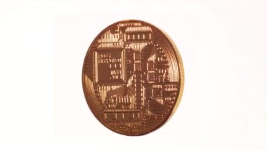 Beyaz arkaplan üzerinde Bitcoin döndürme