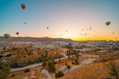 Kapadokya 'da gün doğumunda balonlar...