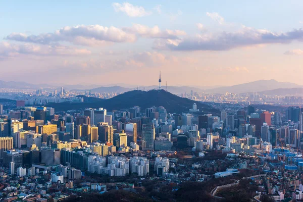 Vista aérea do pôr do sol em Seoul City Skyline, Coreia do Sul . — Fotografia de Stock