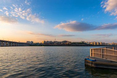 Güney Kore, Seul 'deki Han Nehri' nde gün batımı..