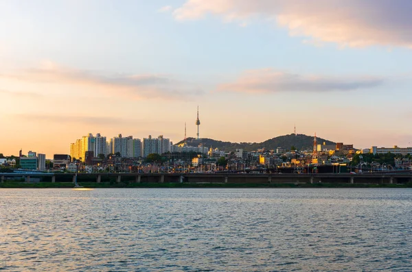 Pôr do sol no rio Han em Seul City, Coreia do Sul . — Fotografia de Stock