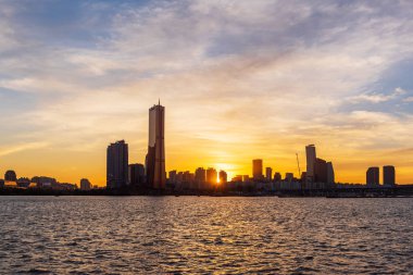 Güney Kore, Seul 'deki Han Nehri' nde gün batımı..