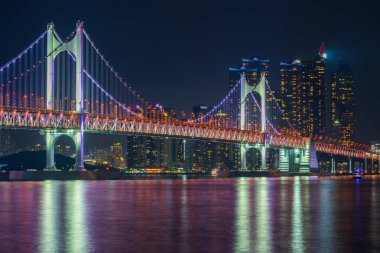 Busan City, Güney Kore 'de Gwangan köprüsü ve Haeundae.