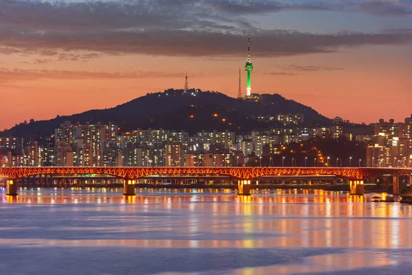 Pôr do sol no rio Han em Seul City, Coreia do Sul . — Fotografia de Stock