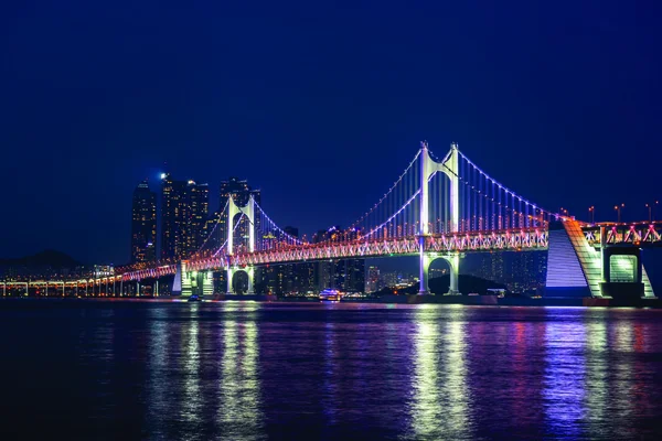 Puente de Gwangan por la noche en Busan City, Corea del Sur . —  Fotos de Stock