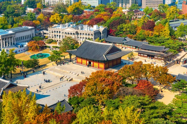 Otoño del Palacio de Deoksugung en la ciudad de Seúl, Kore del Sur — Foto de Stock