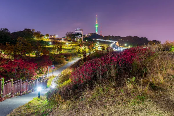 Φθινόπωρο του Πύργου Namsan στη Σεούλ, Νότια Kore — Φωτογραφία Αρχείου