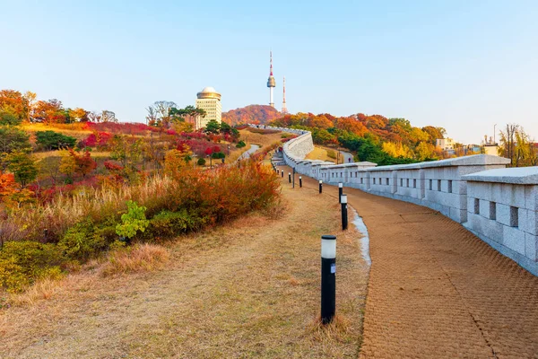 Otoño de la Torre Namsan en Seúl, Kore del Sur — Foto de Stock