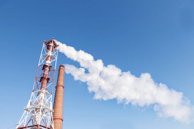 Fabrika borulardan duman. Ekolojik sorun, kurumsal duman yığınları ile madencilik. Gökyüzü pis duman. Çevre sorunları. zararlı emisyonların. Kötü ekoloji. -Görüntü