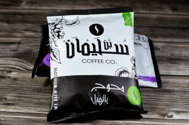 Kahire, Mısır, 27 Şubat 2024: Soliman kahvesi, Kahve bitkisinin öğütülmüş kahvesi ve kahve kaynağı. Kakule genellikle öğütülmüş kahveye eklenir.