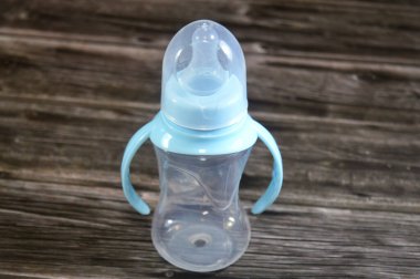 Şeffaf plastik bebek bakıcılığı, ya da beslenme şişesi, meme ucu bağlı bir şişe, ki bu da bebekler ve çocuklar tarafından kullanılan emzirme yoluyla içebilme yeteneğini yaratıyor.