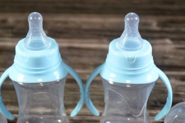 Şeffaf plastik bebek bakıcılığı, ya da beslenme şişesi, meme ucu bağlı bir şişe, ki bu da bebekler ve çocuklar tarafından kullanılan emzirme yoluyla içebilme yeteneğini yaratıyor.