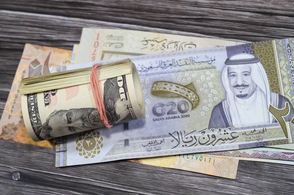 Suudi Arabistan 'dan gelen para SAR riyalleri ve 50 dolar 50 dolar nakit para lastik bant ile sarılmış, Ulysses S. Grant, Amerikan ve Suudi paraları, para döviz kuru.