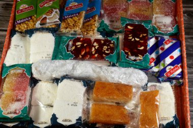 Kahire, Mısır, 30 Ağustos 2025: Peygamberin Muhammed 'in doğum gününü kutlamak için çeşitli Doğu Kristal şekerleri ve tatlılarla dolu bir kutu