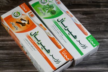 Kahire, Mısır, Eylül 1 2025: Diş fırçası ve fesleğen, diş fırçası ile fesleğen, diş macunu ve diş macunu özel bir bitki karışımı ile formüle edilmiştir.