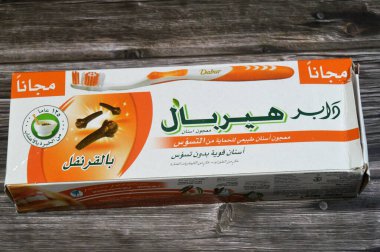 Kahire, Mısır, Eylül 12025: Diş macunu, diş fırçasıyla diş macunu, diş macunu, diş macunu ve diş macunu özel otların özel bir karışımı ile formüle edilmiştir.