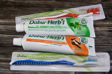 Kahire, Mısır, Eylül 1 2025: Diş fırçası ve fesleğen, diş fırçası ile fesleğen, diş macunu ve diş macunu özel bir bitki karışımı ile formüle edilmiştir.