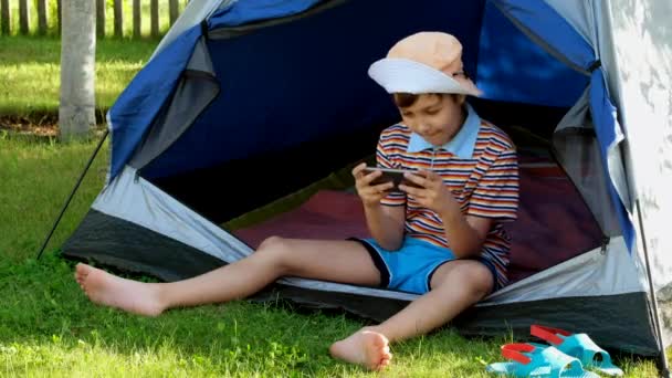 Ragazzino Cappello Sta Giocando Giochi Online Sul Suo Telefono Seduto — Video Stock