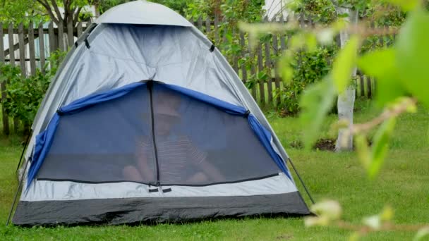 Liten Pojke Camping Sommaren Barnet Leker Ett Tält — Stockvideo