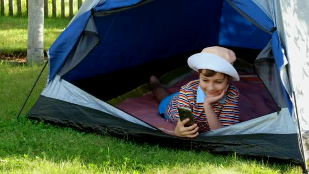 Dziecko Robi Sobie Selfie Przez Telefon Namiocie Mały Chłopiec Kapeluszu — Wideo stockowe