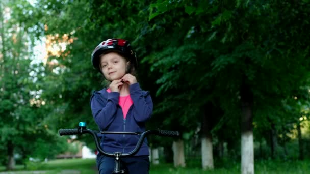 Küçük Kız Eve Yakın Bir Parkta Bisiklet Sürmeyi Öğreniyor Bisikletli — Stok video