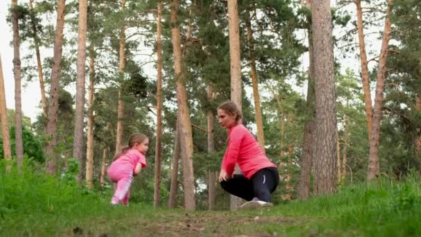 Mladá Sportovní Matka Malá Roztomilá Dcera Dělá Fitness Cvičení Společně — Stock video