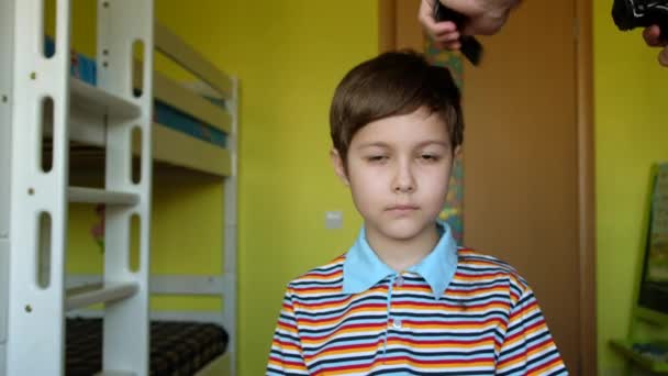 Rapaz Lindo Numa Barbearia Pai Cortando Cabelo Filho Pequeno Com — Vídeo de Stock