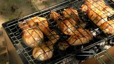 Doğada ızgarada kızartılmış tavuk butları..