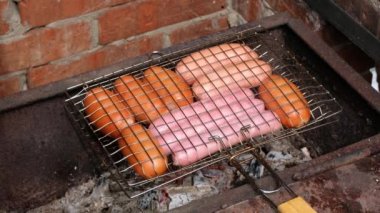 Aile ızgarası sosis ya da sosis ızgarası. Arkadaşlar hafta sonu kamp yapıyor..