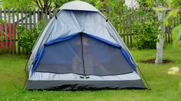 Kleine Jongen Camping Zomer Kind Speelt Een Tent — Stockvideo