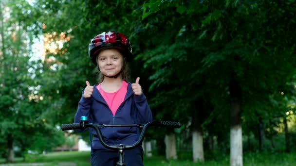 Menina Aprende Andar Bicicleta Parque Perto Casa Miúdo Mostra Polegares — Vídeo de Stock