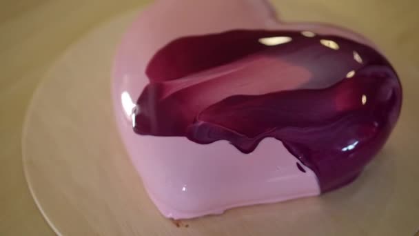ピンクミラーグレーズのトレンディーなハートムースケーキ 現代ヨーロッパのデザート — ストック動画