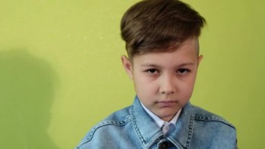 Gözleri iyi görmeyen çocuk gözlük takıyor..