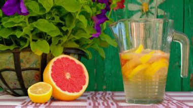 Limon ve greyfurttan ev yapımı limonata yapmak.