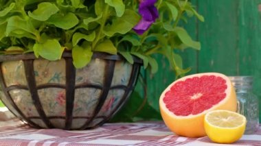 Limon ve greyfurttan ev yapımı limonata yapmak.