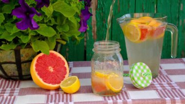 Limon ve greyfurttan ev yapımı limonata yapmak.