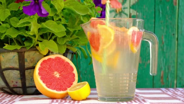 Hausgemachte Limonade aus Zitrone und Grapefruit. — Stockvideo