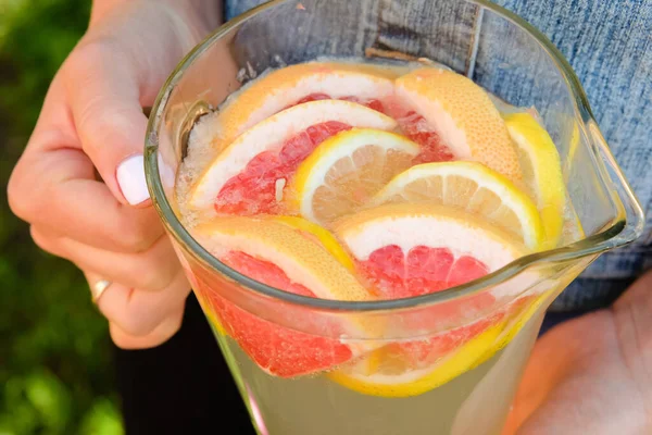 Limon ve greyfurttan ev yapımı limonata yapmak.