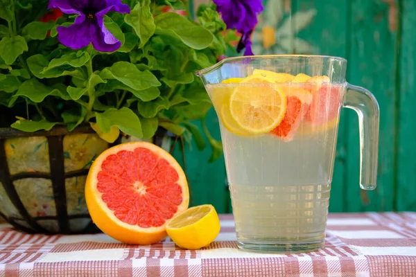 Виготовлення Домашнього Лимонаду Лимона Грейпфрута — стокове фото