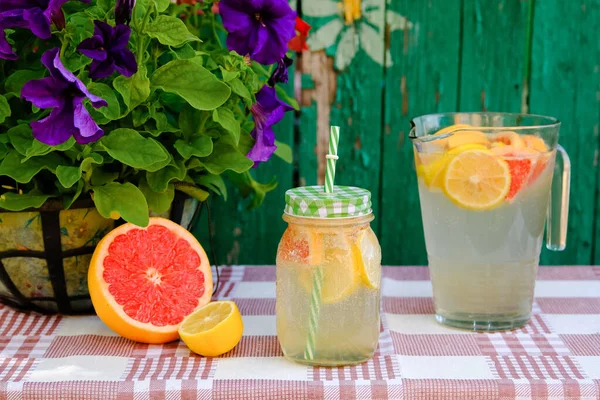 Limon ve greyfurttan ev yapımı limonata yapmak.