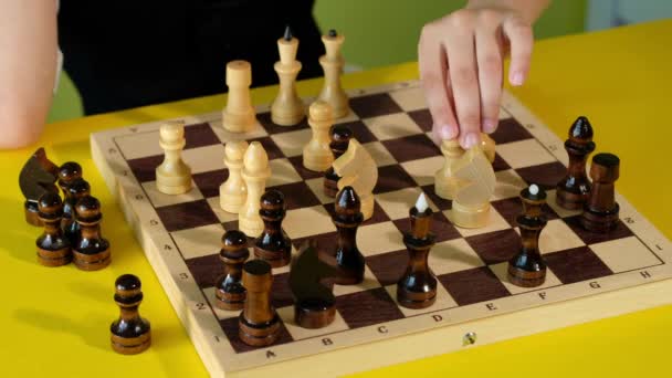 Bambino e padre giocano a scacchi a casa. Papà e figlio sono giochi da tavolo. — Video Stock