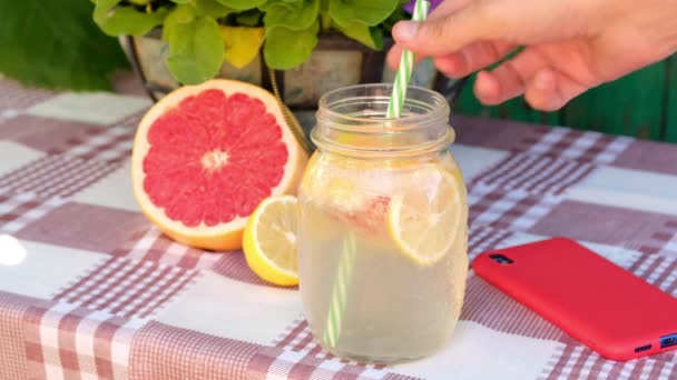 Zelfgemaakte limonade maken van citroen en grapefruit. — Stockvideo