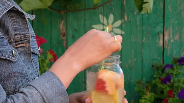 Chica bebidas frescas limonada casera al aire libre . — Vídeos de Stock